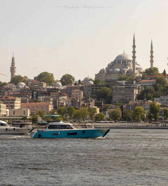 Boğaz'da tekneler ve Eyüp Sultan Camii ile İstanbul silüeti