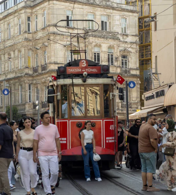İstanbul'un tarihi kırmızı tramvayı 3 numaralı tramvay, işlek bir cadde olan Taksim-Tünel hattında sefer yapıyor.