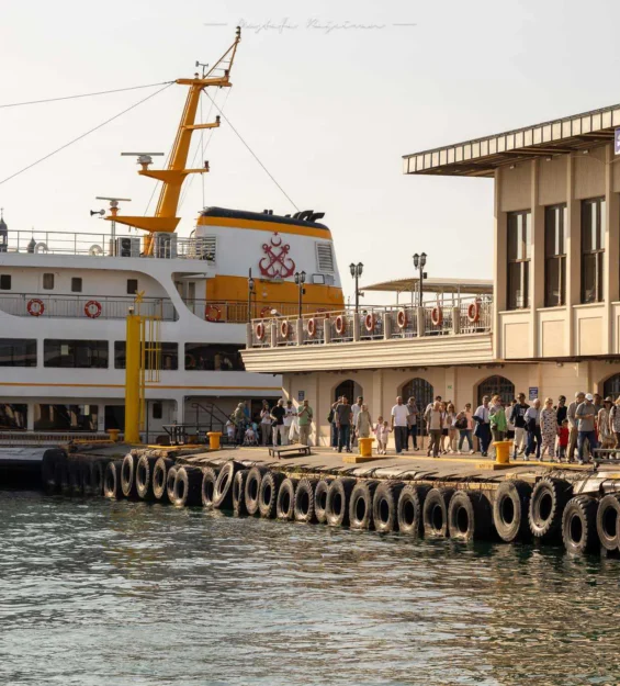 Vapur, İstanbul Kadıköy İskelesi iskelesine varıyor. Yolcular iniyor.