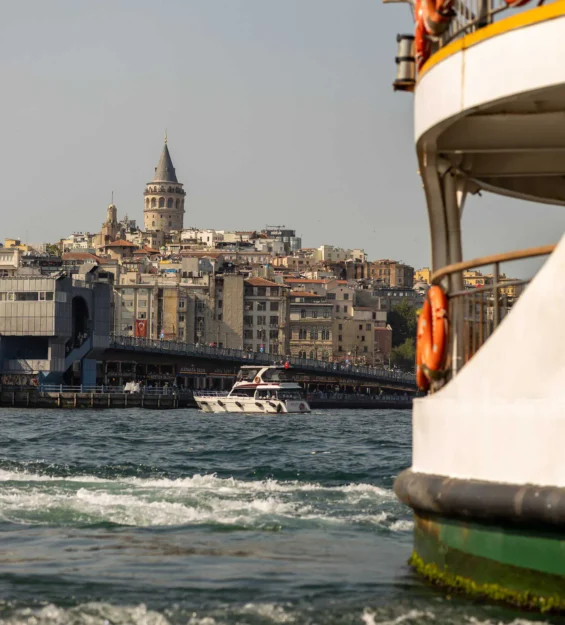 Vapurdan İstanbul silüeti, Galata Kulesi görünüyor