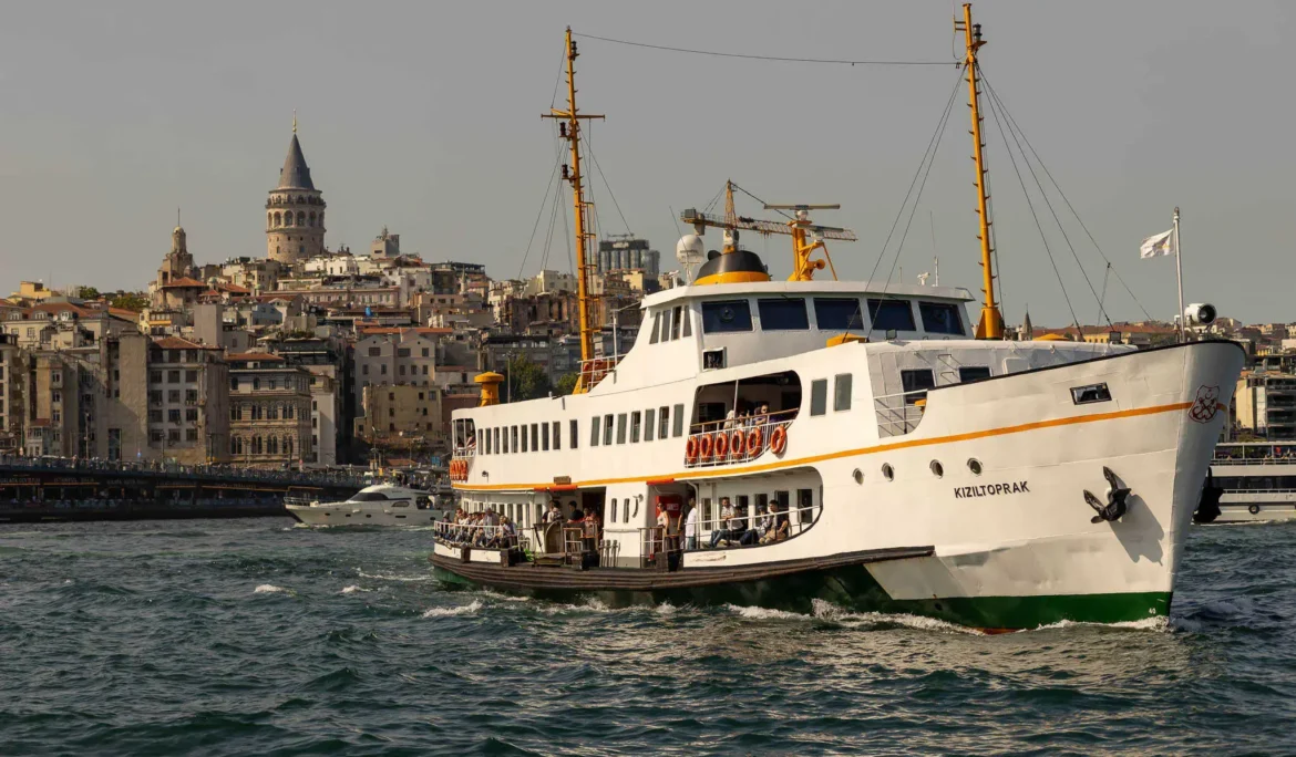 İstanbul Boğazı'nda Kızıltoprak vapuru, arka planda Galata Kulesi.