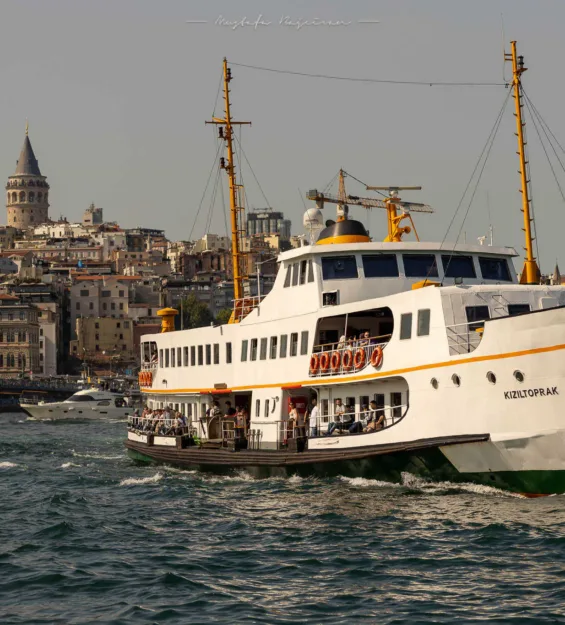 İstanbul Boğazı'nda Kızıltoprak vapuru, arka planda Galata Kulesi.