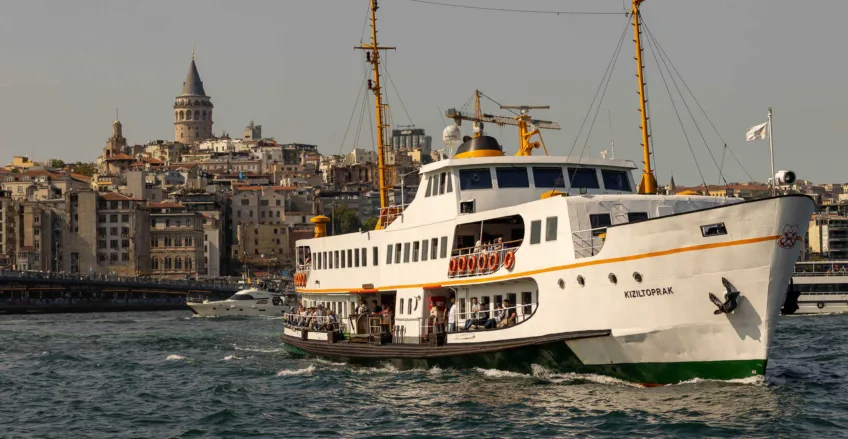 İstanbul Boğazı'nda Kızıltoprak vapuru, arka planda Galata Kulesi.