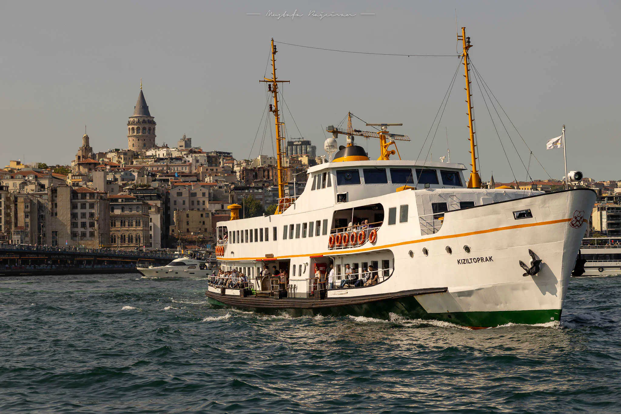 İstanbul: İki Kıtadan Manzaralar 1 İstanbul Boğazı'nda Kızıltoprak vapuru, arka planda Galata Kulesi.