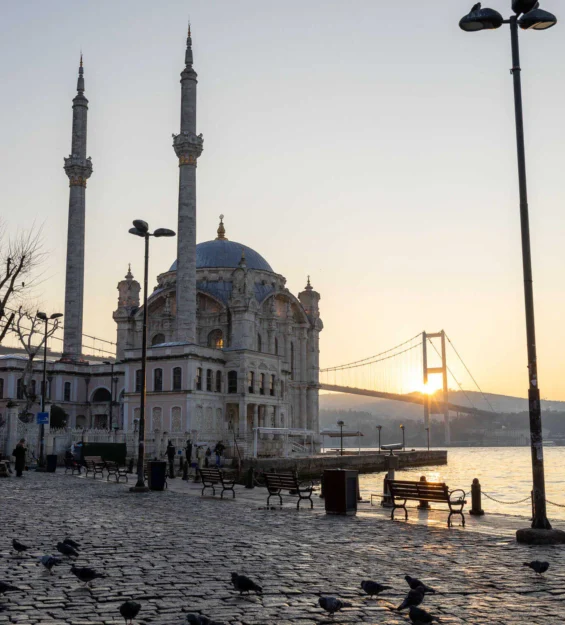 Gün batımında İstanbul'da Ortaköy Camii, arka planda Boğaz Köprüsü.