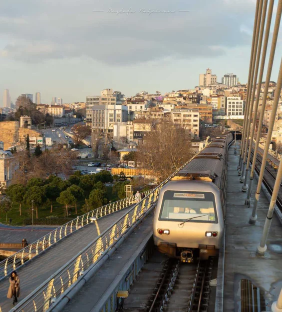 İstanbul metro treni köprüden geçiyor, şehir manzarası