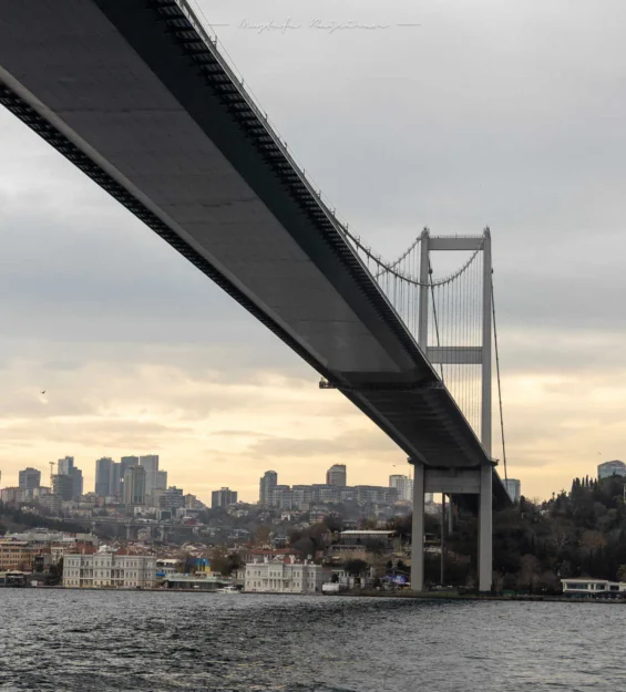 Türkiye'nin İstanbul şehrinde bulunan ve Boğaz'ı kaplayan Yavuz Sultan Selim Köprüsü'nün alt görünümü.