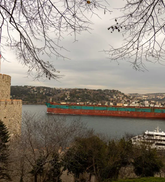 İstanbul'un Rumeli Hisarı'nda Boğaz'da yük gemisi ve vapur.