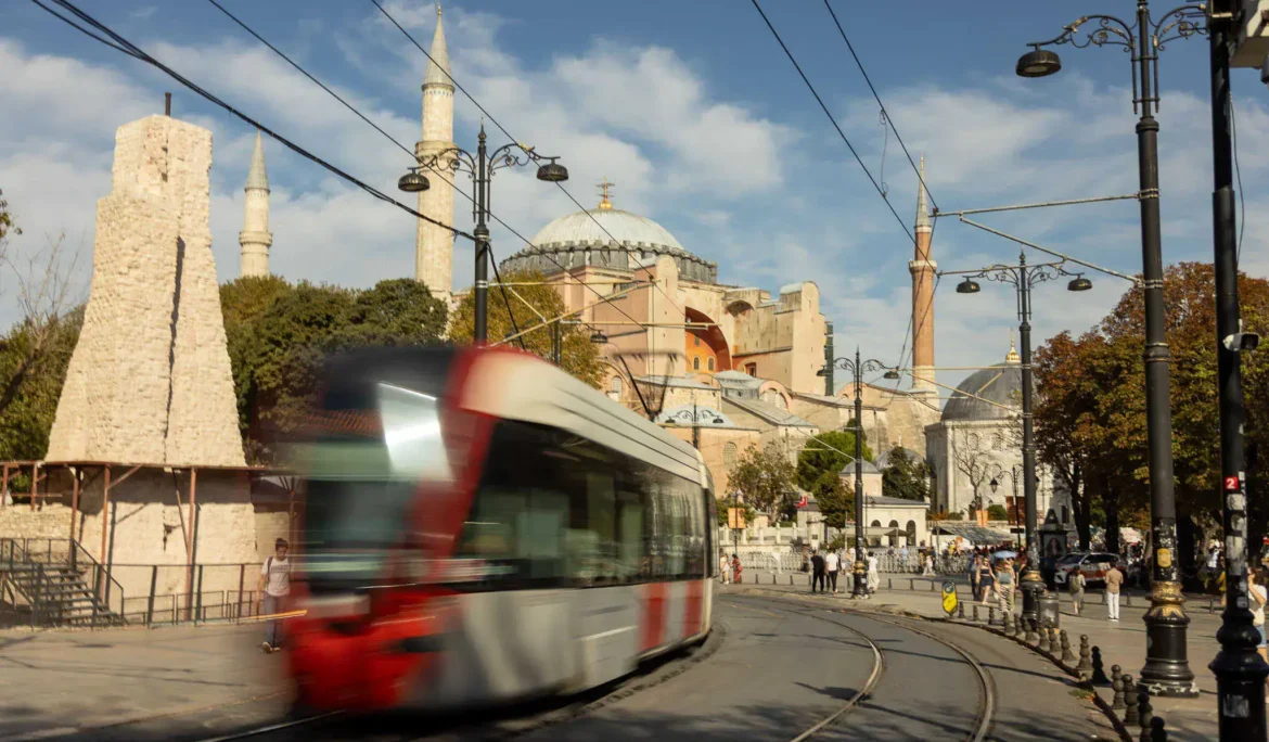 İstanbul tramvayı Ayasofya ve minarelerin yanından hızla geçiyor