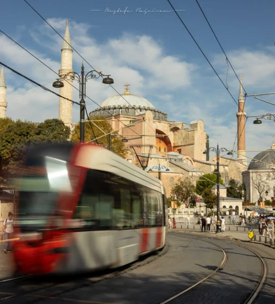 İstanbul tramvayı Ayasofya ve minarelerin yanından hızla geçiyor