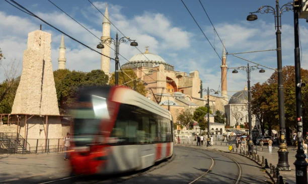 İstanbul tramvayı Ayasofya ve minarelerin yanından hızla geçiyor