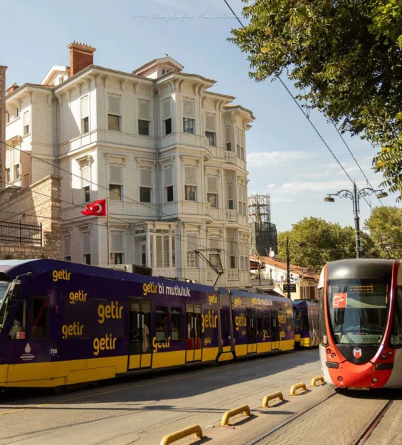 İstanbul tramvayı, "getir" reklamı, tarihi bina