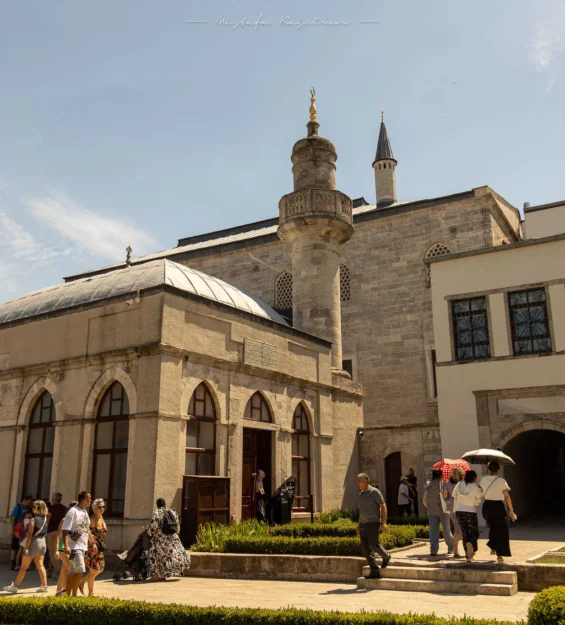 Türkiye'nin İstanbul şehrinde turistler tarihi Yıldız Camii ve çevresindeki yapıları ziyaret ediyor.
