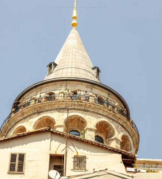 Türkiye'nin İstanbul kentindeki Galata Kulesi'nin üst balkonunda turistler.