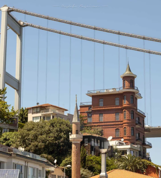 Boğaz Köprüsü ve tarihi bina ile İstanbul silüeti