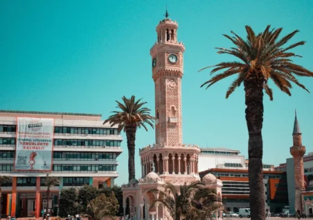 izmir-00001 Türkiye'nin Konak Meydanı'nda bulunan, palmiye ağaçları ve güvercinlerle çevrili İzmir Saat Kulesi.