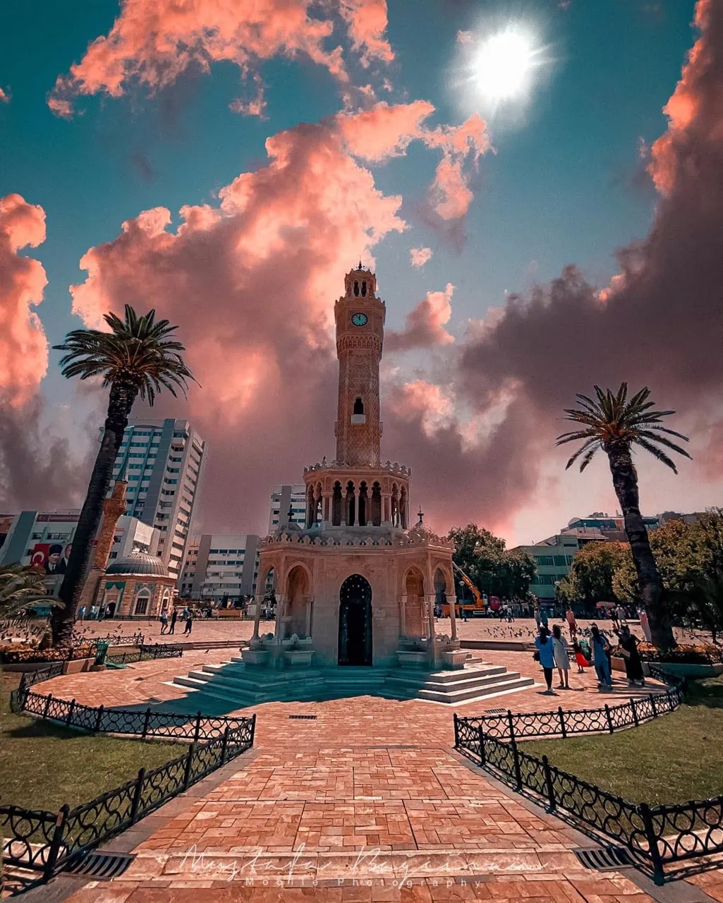 İzmir: Ege'nin İncisi 1 Türkiye'nin Konak Meydanı'ndaki İzmir Saat Kulesi, etkileyici gün batımı gökyüzünün altında.
