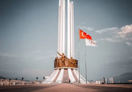 izmir-00015 Bir meydanda anıtsal Türk bayrağı ve heykeli