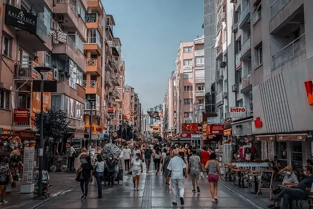 Türkiye'nin en işlek yaya caddesi, dükkanlar ve binalarla çevrili.