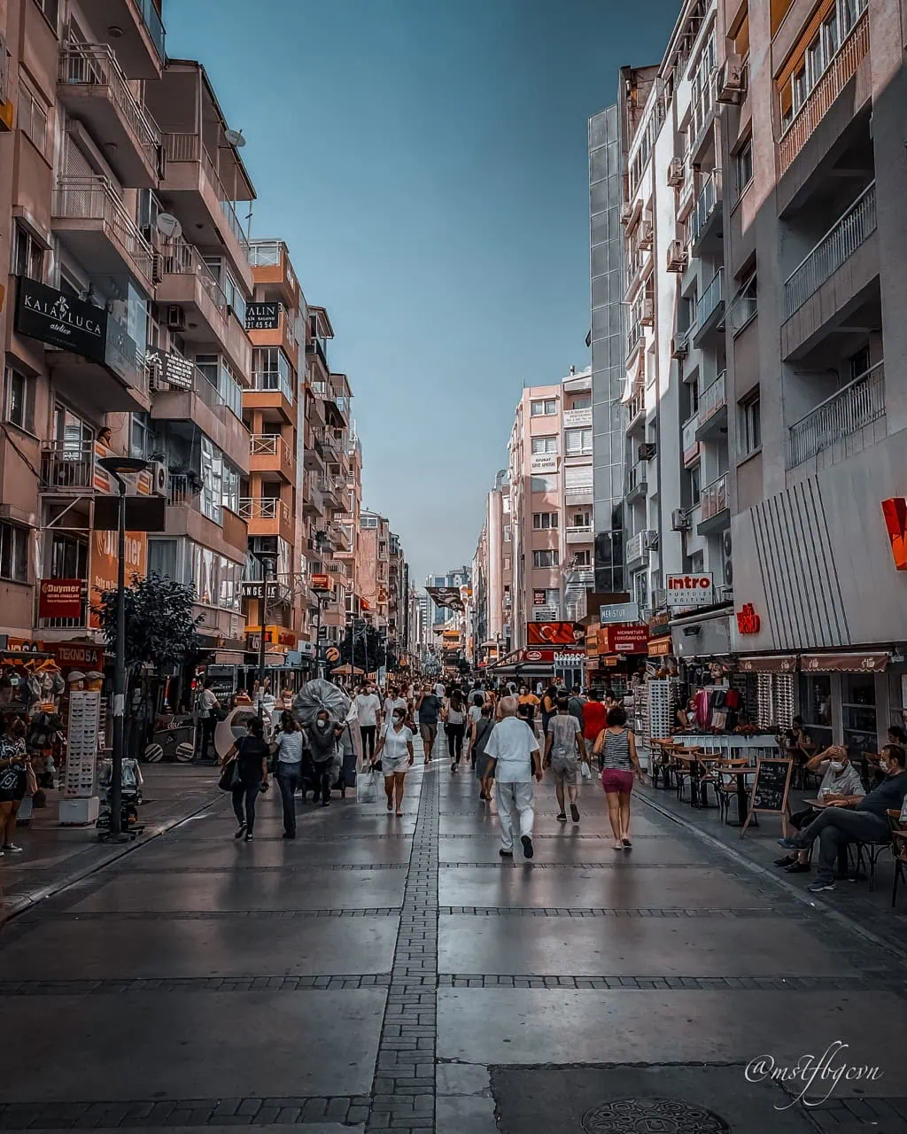 Türkiye'nin en işlek yaya caddesi, dükkanlar ve binalarla çevrili.