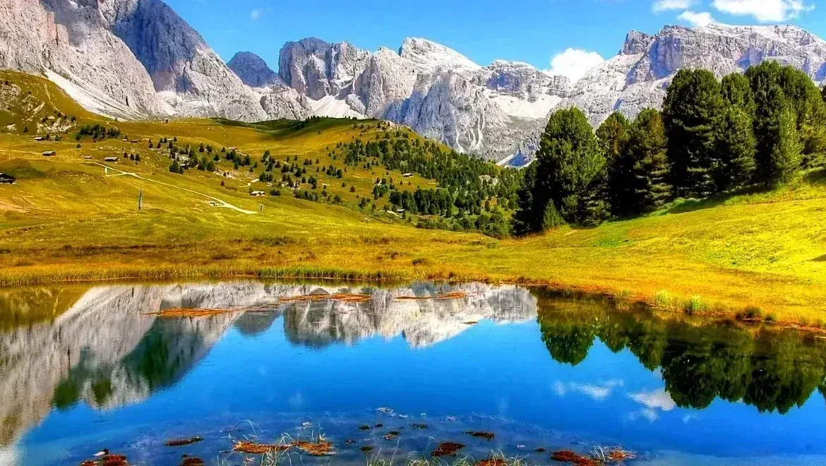 Huzurlu bir İtalyan gölünde Dolomit dağlarının yansımaları. Muhteşem manzara.