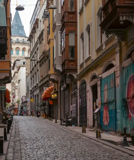 İstanbul'da, uzakta Galata Kulesi'nin göründüğü Arnavut kaldırımlı sokak.