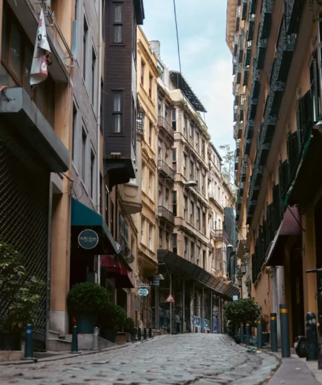 İstanbul'da tarihi yapıların bulunduğu Arnavut kaldırımlı sokak, Türkiye'nin saklı cenneti.