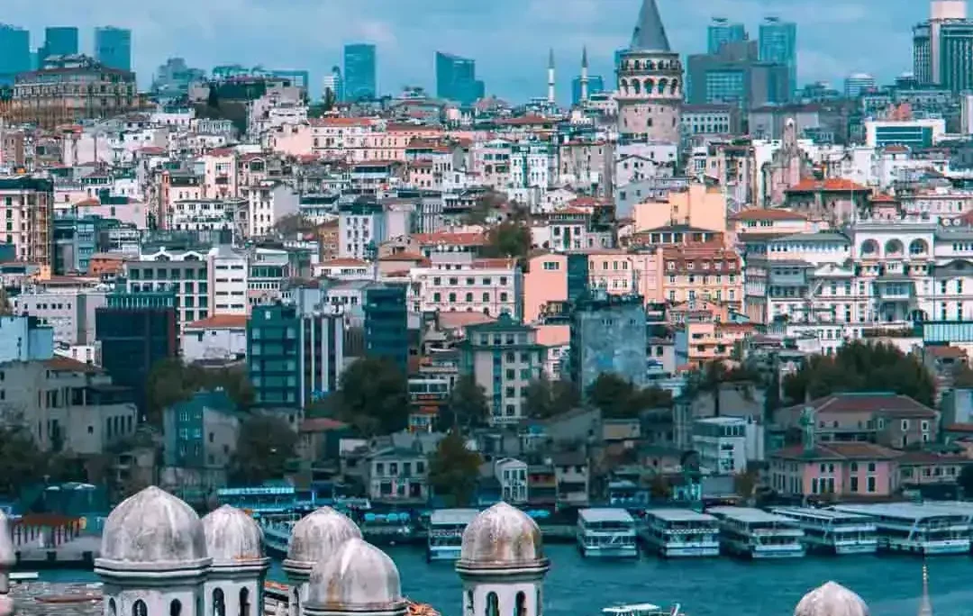Galata Kulesi, cami kubbeleri ve Boğaz manzarasıyla İstanbul şehir manzarası.