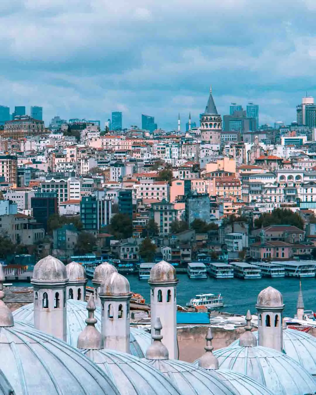 Galata Kulesi, cami kubbeleri ve Boğaz manzarasıyla İstanbul şehir manzarası.