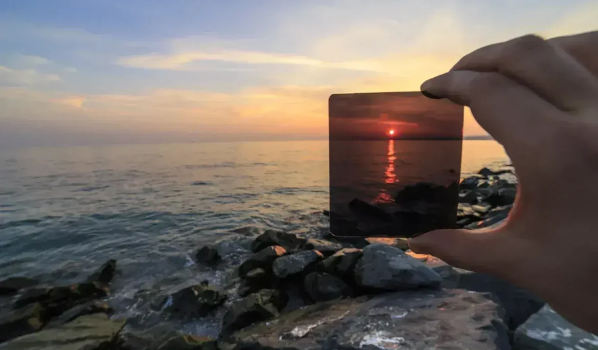 Yürüyen merdivende Singapur'daki Marina Bay Sands'e bakan adam