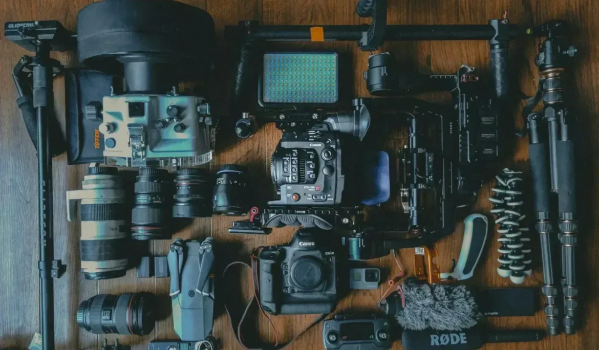 Film yapım ekipmanı: Ahşap üzerine yerleştirilmiş Canon kamera, lensler, drone ve mikrofon.