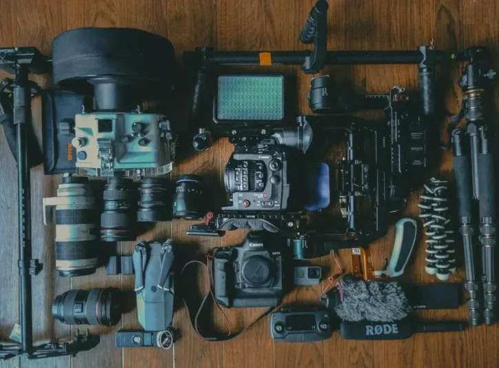 Film yapım ekipmanı: Ahşap üzerine yerleştirilmiş Canon kamera, lensler, drone ve mikrofon.