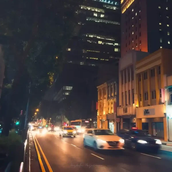 Singapur'da gece ışıklı cadde