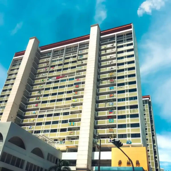 Singapur'da renkli balkonlu yüksek apartman