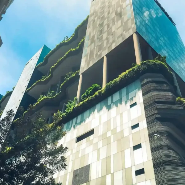 Yeşil teraslı modern Singapur mimarisi