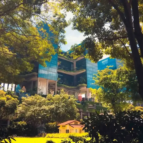 Yeşil teraslı modern Singapur mimarisi