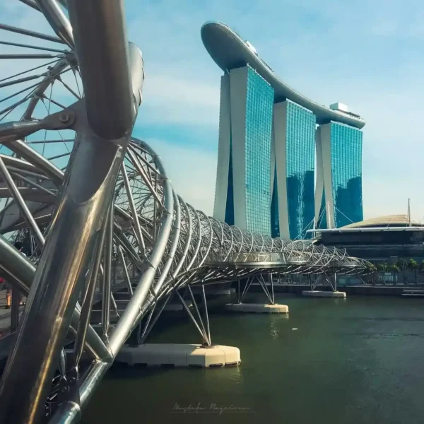 Singapur'da Helix Köprüsü ve Marina Bay Sands