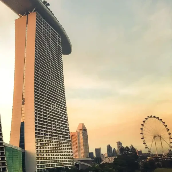 Singapur Marina Bay Sands ve dönme dolap