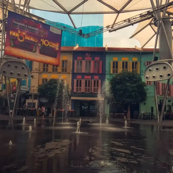 Singapur'da renkli binalar ve fıskiyeli havuz