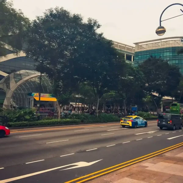 Singapur'da modern mimari ve trafik