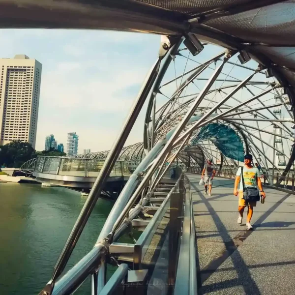 Singapur'da Helix Köprüsü'nde yürüyen insanlar