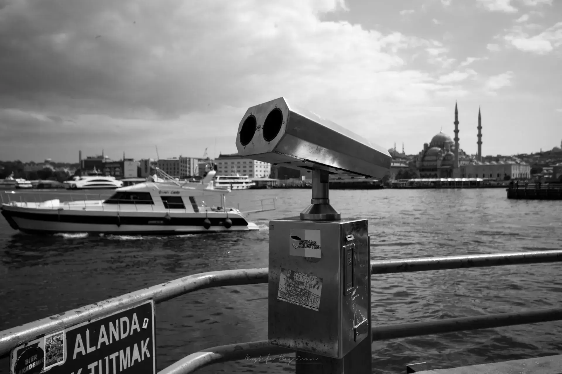 Süleymaniye Camii'nin de yer aldığı jetonlu dürbünle İstanbul şehir manzarası.