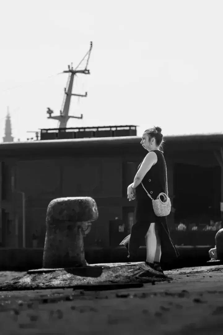 Arka planda ağaçların bulunduğu bir parkta, gölün üzerindeki ahşap köprü.