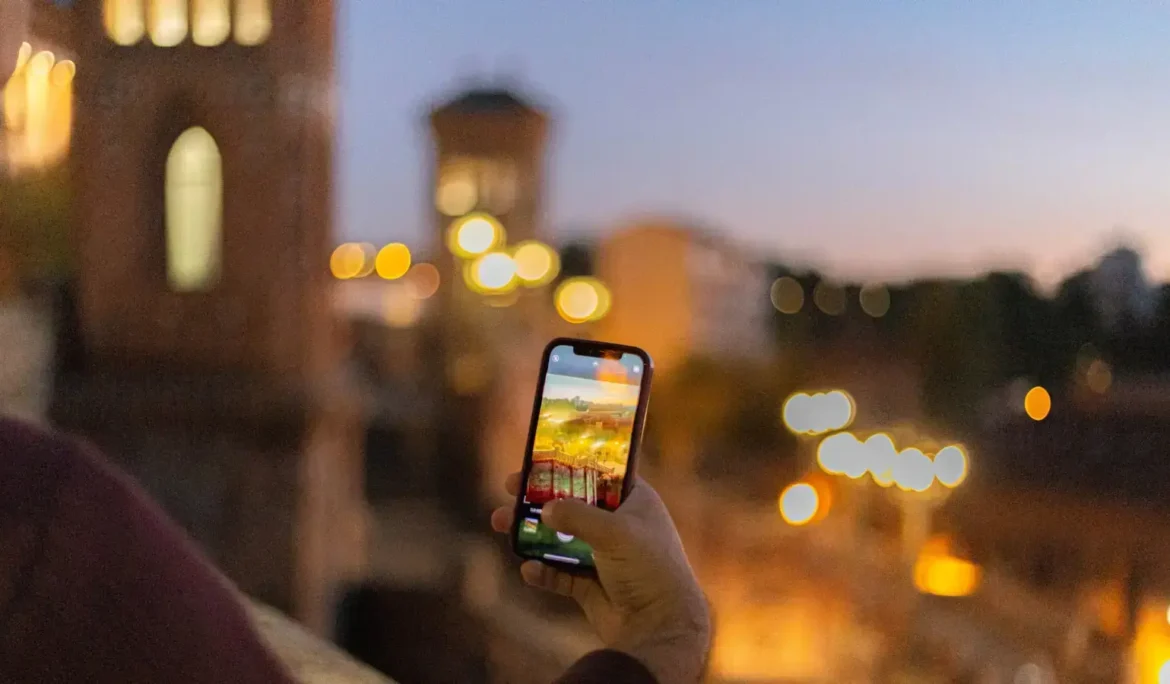 Akıllı telefon, fotoğrafçılık efsaneleriyle ilgili alacakaranlıkta şehir manzarasını yakalıyor.