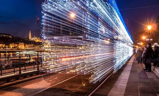 Gece ışıklı parkurlarıyla Budapeşte Noel tramvayı