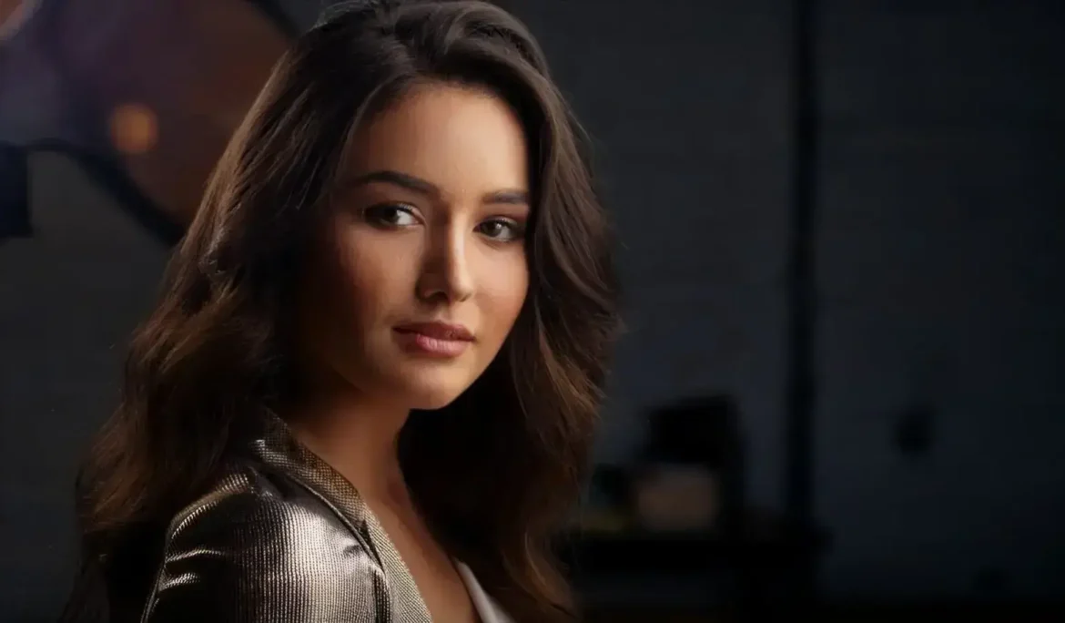 İstanbul tramvayı Ayasofya ve minarelerin yanından hızla geçiyor