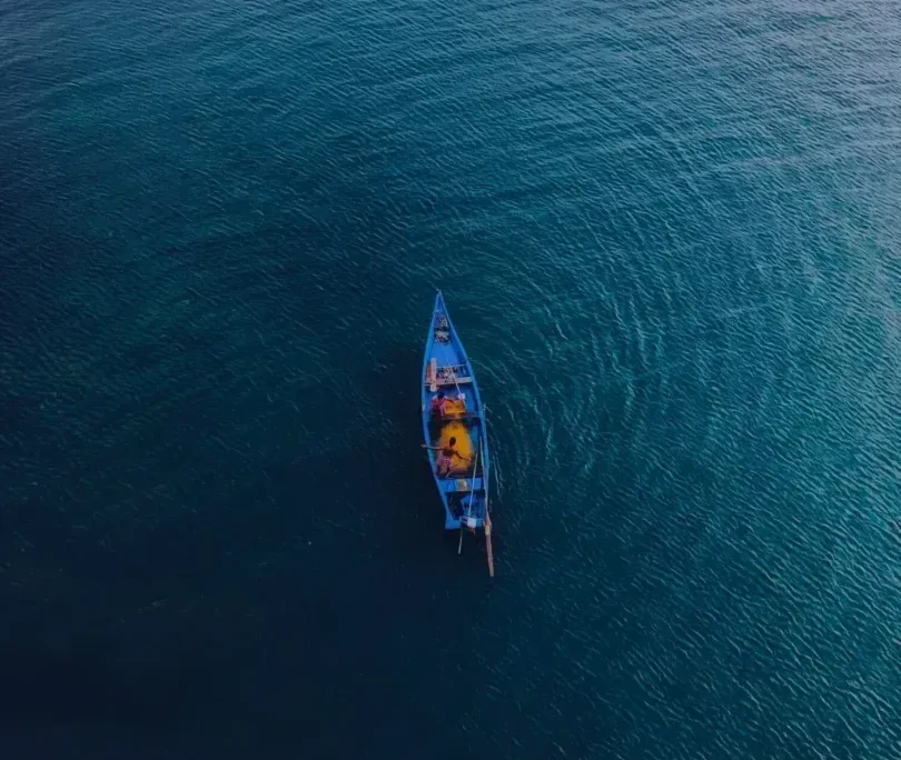 Okyanusta bir günlük balık avına hazır mavi balıkçı teknesi.