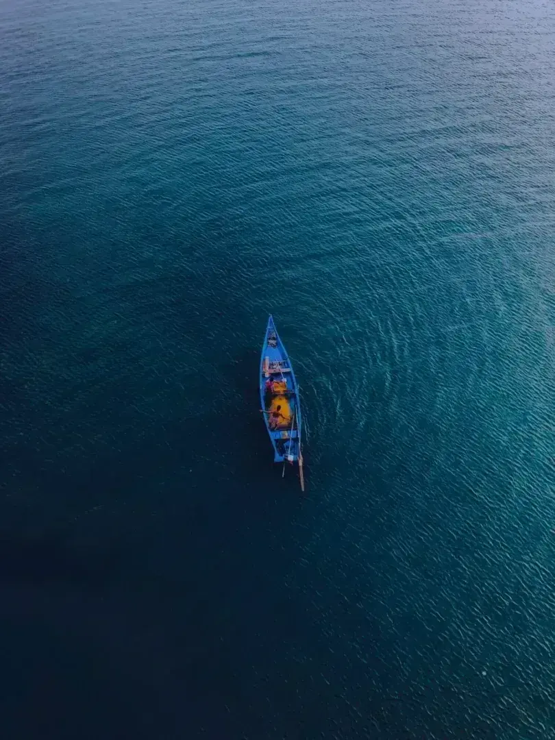 Okyanusta bir günlük balık avına hazır mavi balıkçı teknesi.
