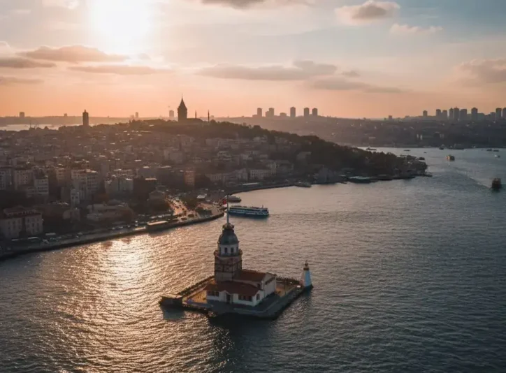 İstanbul'daki Kız Kulesi'nin Boğaziçi manzarası, gün batımında. İstanbul'daki en iyi fotoğraf mekanlarından biri.