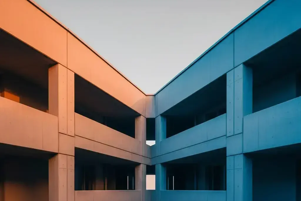 Renk teorisi örneği: Zıt renklerdeki modern beton bina tasarımı. Fotoğrafçılık renk kullanımı için görsel denge.